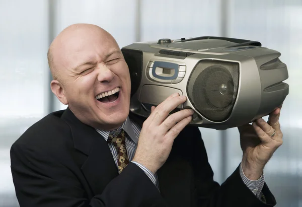 Zakenman met boom box — Stockfoto