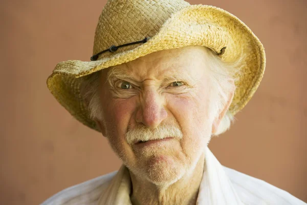 Пенсионер в ковбойской шляпе — стоковое фото