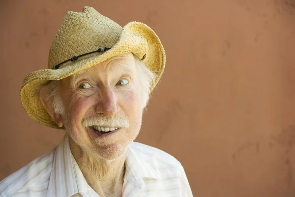 Senior burger man in een cowboy-hoed — Stockfoto