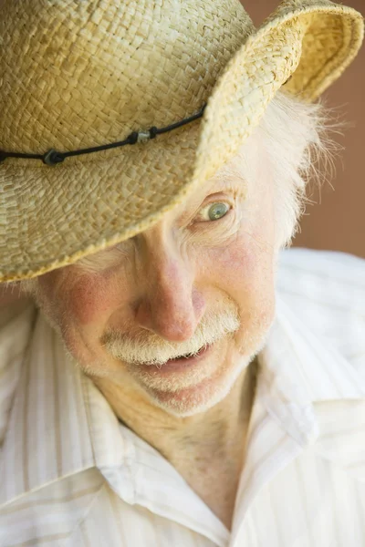 Kovboy şapkalı yaşlı adam — Stok fotoğraf