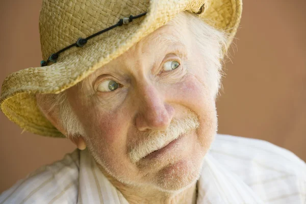 Homme âgé dans un chapeau de cow-boy — Photo