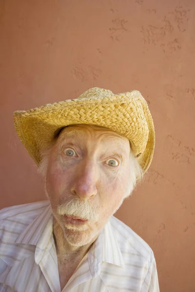 Senior burger man in een cowboy-hoed — Stockfoto