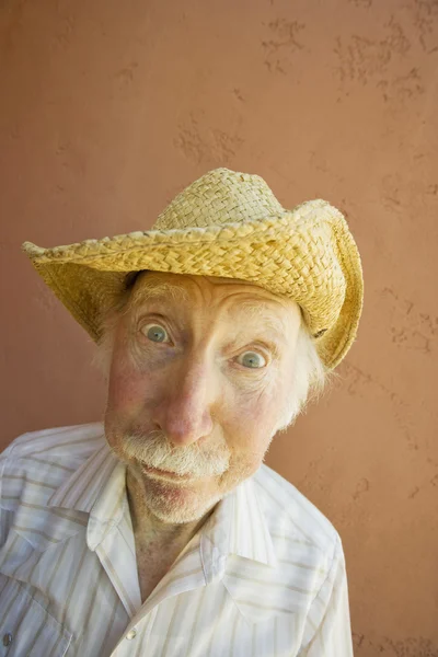 Senior burger man in een cowboy-hoed — Stockfoto