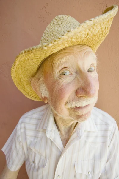 Senior burger man in een cowboy-hoed — Stockfoto