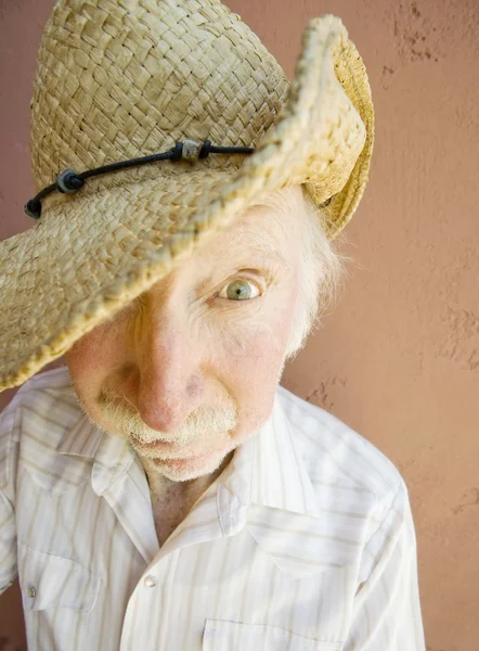 Homme âgé dans un chapeau de cow-boy — Photo