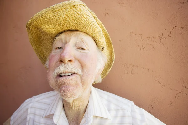 Senior burger man in een cowboy-hoed — Stockfoto