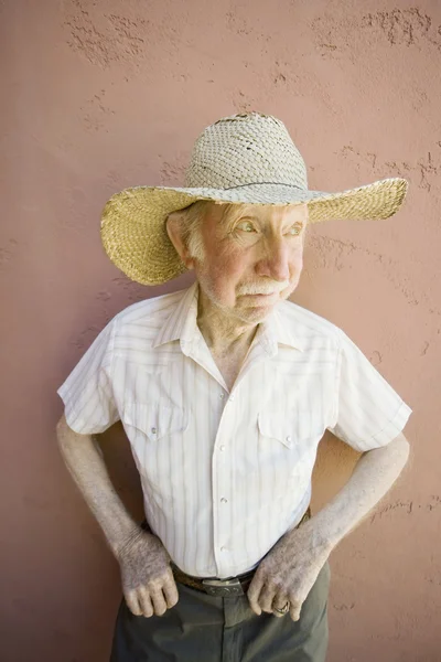 Senior burger man in een cowboy-hoed — Stockfoto