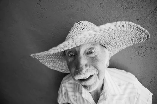 Senior burger man in een cowboy-hoed — Stockfoto