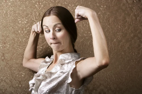 Joven mujer admirando su bíceps — Foto de Stock