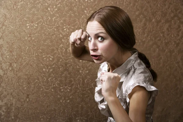 Mujer joven lanzando un puñetazo — Foto de Stock