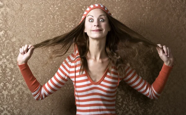 Jovem mulher puxando seu cabelo comprido — Fotografia de Stock