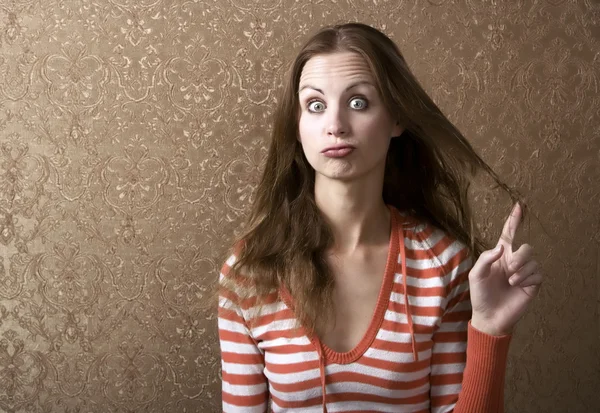 Joven mujer girando su cabello —  Fotos de Stock