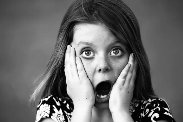 Ganska ung flicka med en chockad uttryck — Stockfoto