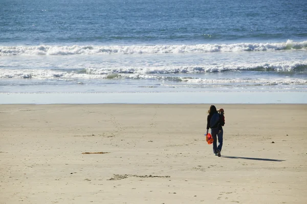 La mère et l'enfant marchent vers l'océan — Photo