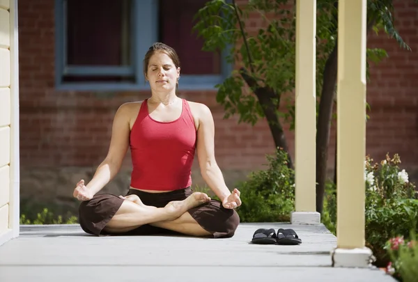 Yoga op de veranda — Stockfoto