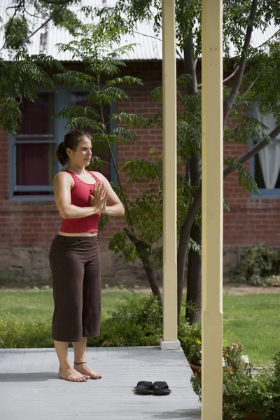 Yoga op de veranda — Stockfoto