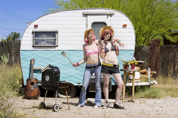 Unga kvinnor framför en släpvagn — Stockfoto