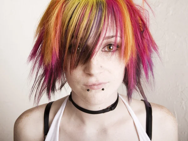 Punk Girl avec des cheveux brillamment colorés — Photo