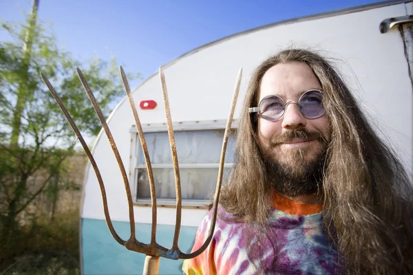 Man met een pitchfork — Stockfoto