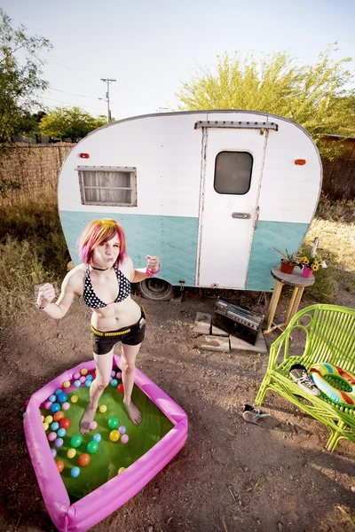 Vrouw buigen in een pool spelen — Stockfoto