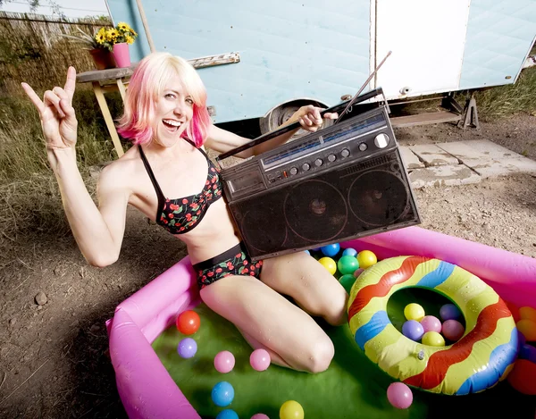 Rock and Roll Donna in una piscina da gioco — Foto Stock