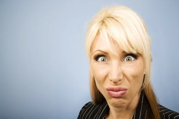 Affärskvinna gör ett roligt ansikte — Stockfoto