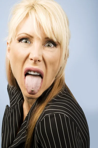 Γυναίκα να κολλήσει έξω τη γλώσσα της σκουλαρίκια — Φωτογραφία Αρχείου