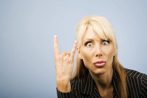 Mulher de negócios fazendo chifres de touro — Fotografia de Stock