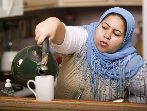 Мусульманка наливает чай — стоковое фото