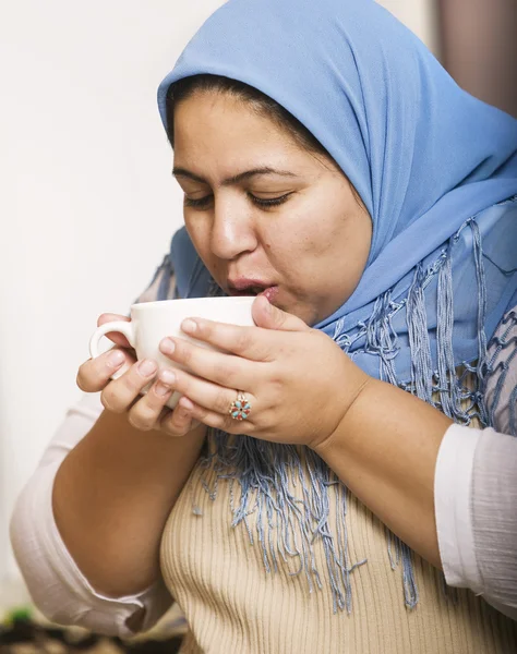 Muslim Woman Drinking Coffee — Stock Photo, Image