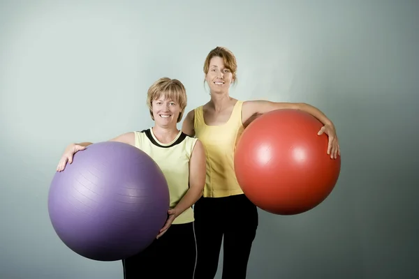 Женщины позируют с шарами для упражнений — стоковое фото