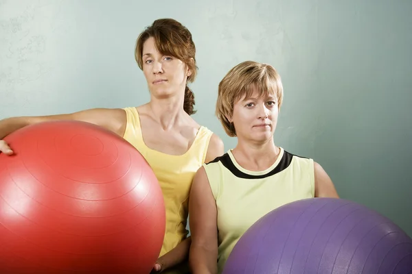 Femmes posant avec des boules d'exercice — Photo