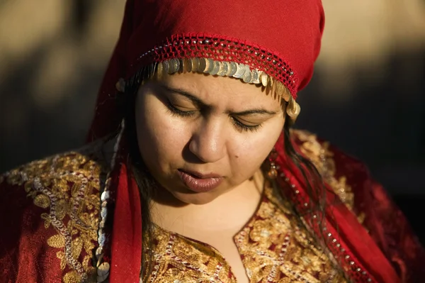 Mujer musulmana al aire libre —  Fotos de Stock