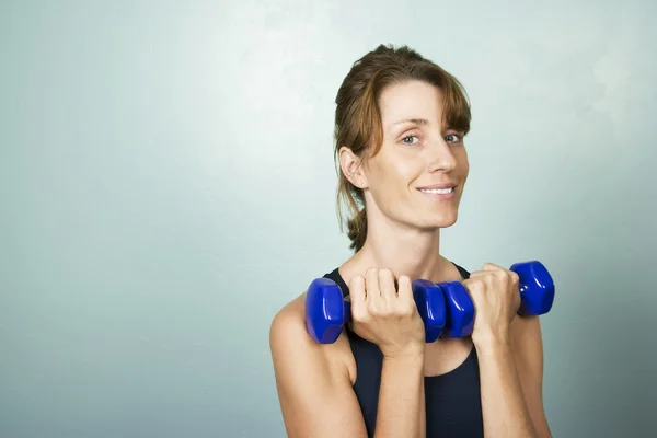 Vrouw uitoefenend met dumbells — Stockfoto