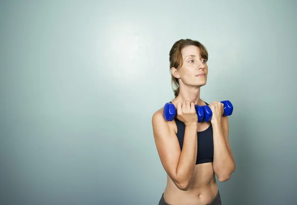 Mujer haciendo ejercicio con mancuernas —  Fotos de Stock