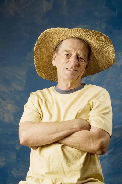 Hombre en un sombrero de paja grande — Foto de Stock