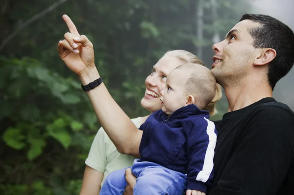 Famiglia mista ispanica con bambino carino nella foresta pluviale — Foto Stock