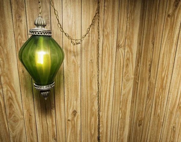 Деревянные панели и висячая лампа — стоковое фото