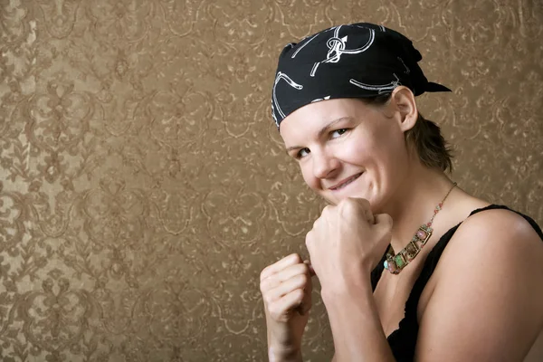 Bonita mulher de boxe vestindo uma bandana — Fotografia de Stock