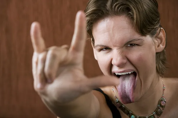 Mujer bonita haciendo cuernos de toro — Foto de Stock