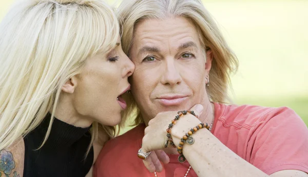 Mujer besando a un hombre Imagen De Stock