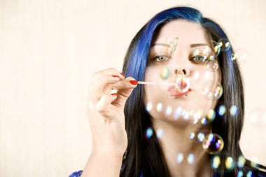 güzel bir kadın blowing Bubbles