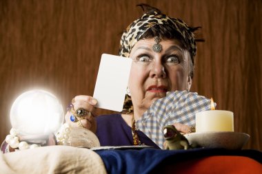 boş tarot kartı ve kristal top ile gyspy