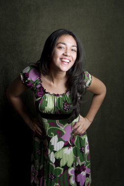 İspanyol kız gülerek