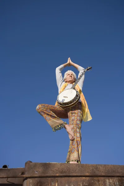 Jugador de banjo en una postura de yoga — Foto de Stock