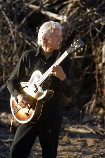 Elektrische gitaar speler buitenshuis — Stockfoto