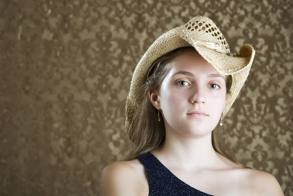 Fiducioso giovane ragazza in un cappello da cowboy — Foto Stock