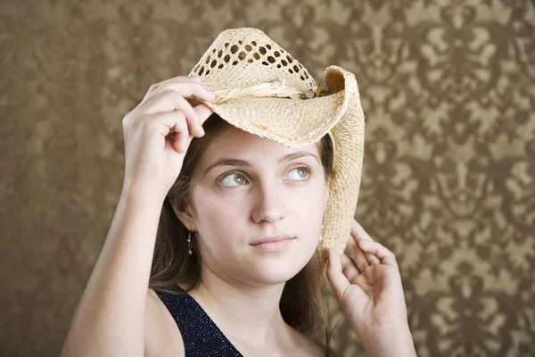 Kovboy şapkalı emin genç kız — Stok fotoğraf