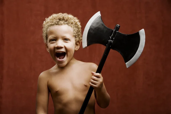 Rapaz com uma machadinha de brinquedo — Fotografia de Stock