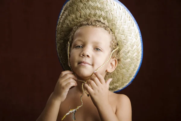 Petit garçon dans un chapeau de paille — Photo